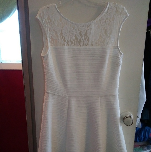 White Dress with lace - Picture 1 of 7